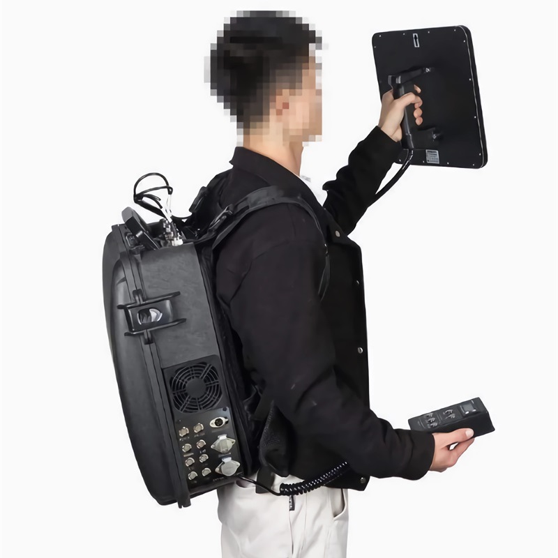 Anti Quadrocopter Störsender im Rucksack Stil