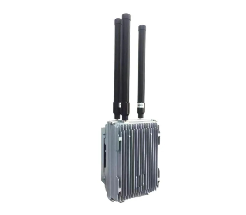 Quadcopter UAV killer with 915MHz 2.4GHz and 5.8GHz antennas