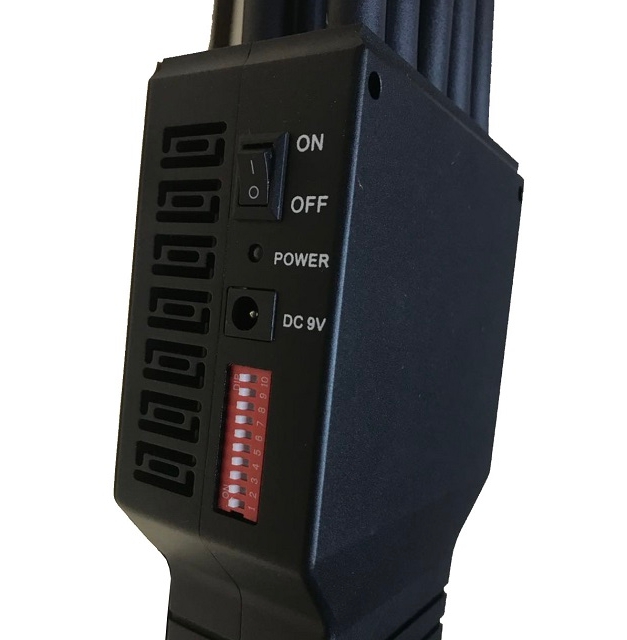 Wireless signal blockers with multiple antennas and compact structure