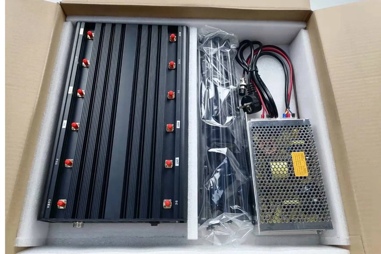 Desktop 5G cell phone scrambler device with main power switch