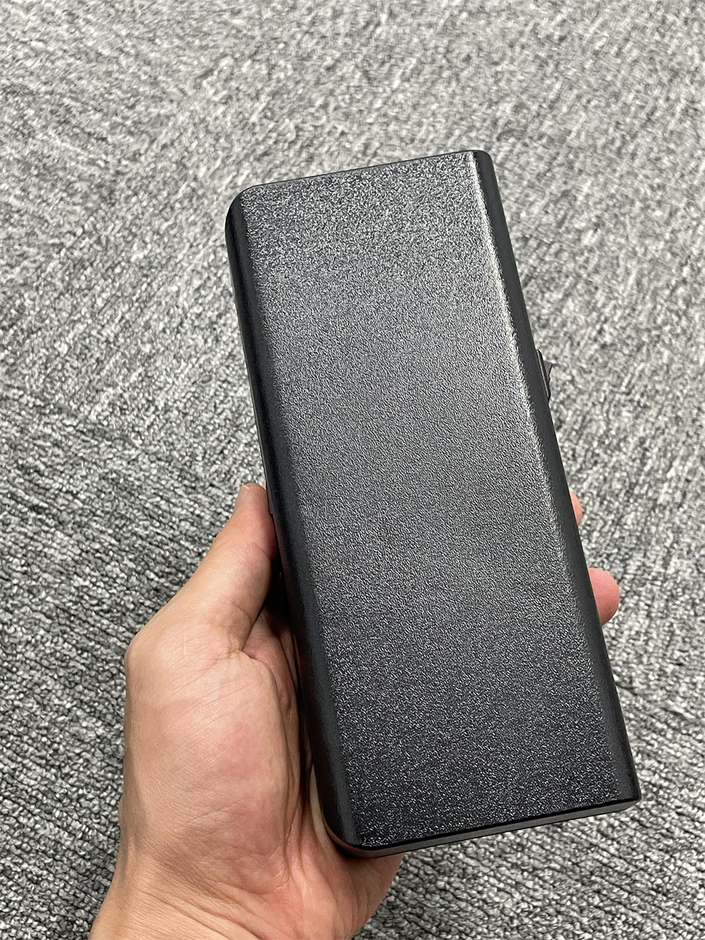 Wireless signal blocking device with Built-In Antennas